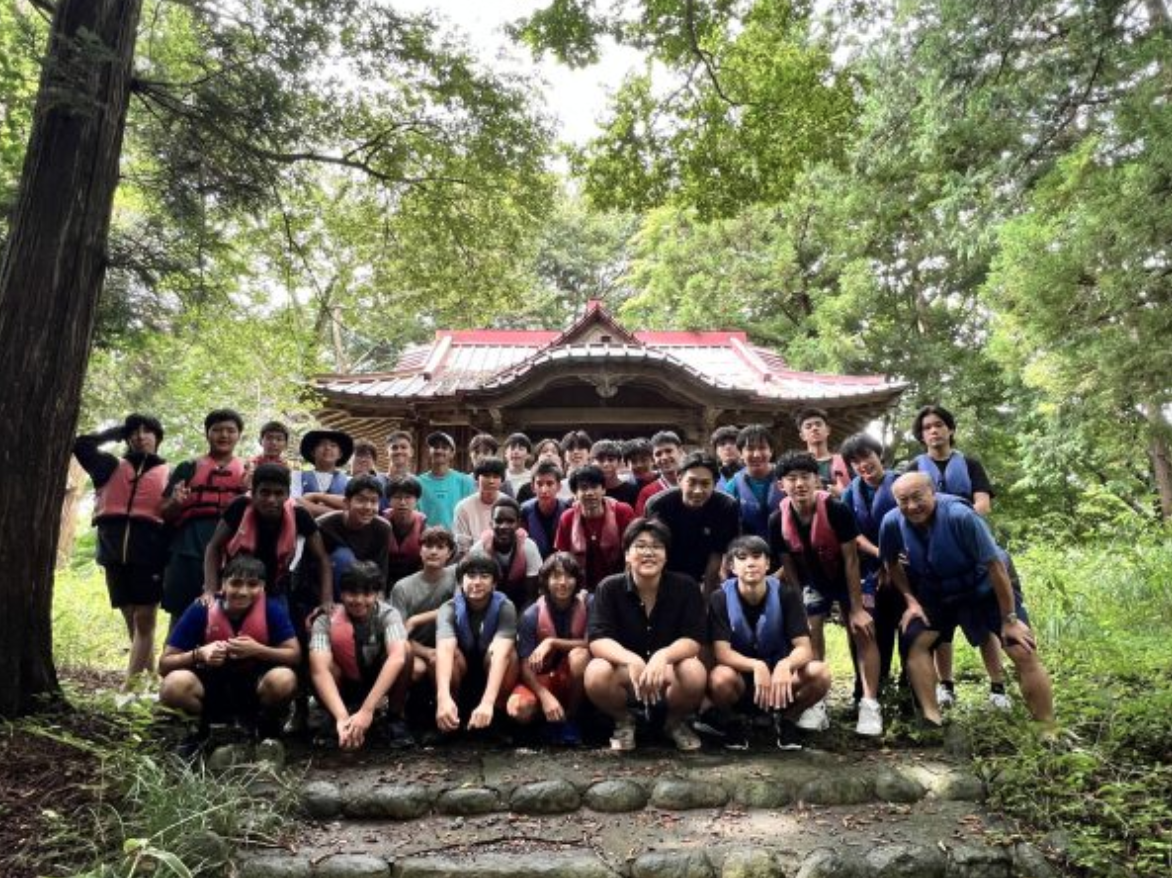 10th Graders taking a group photo at Uno Island