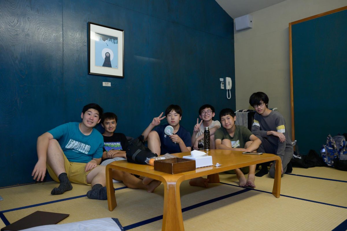 Junten ('29), Kousei ('29), Jake ('29), Keisuke ('29), Goki ('29), and Haruto ('29) posing for a photo in front of a hotel room painting.