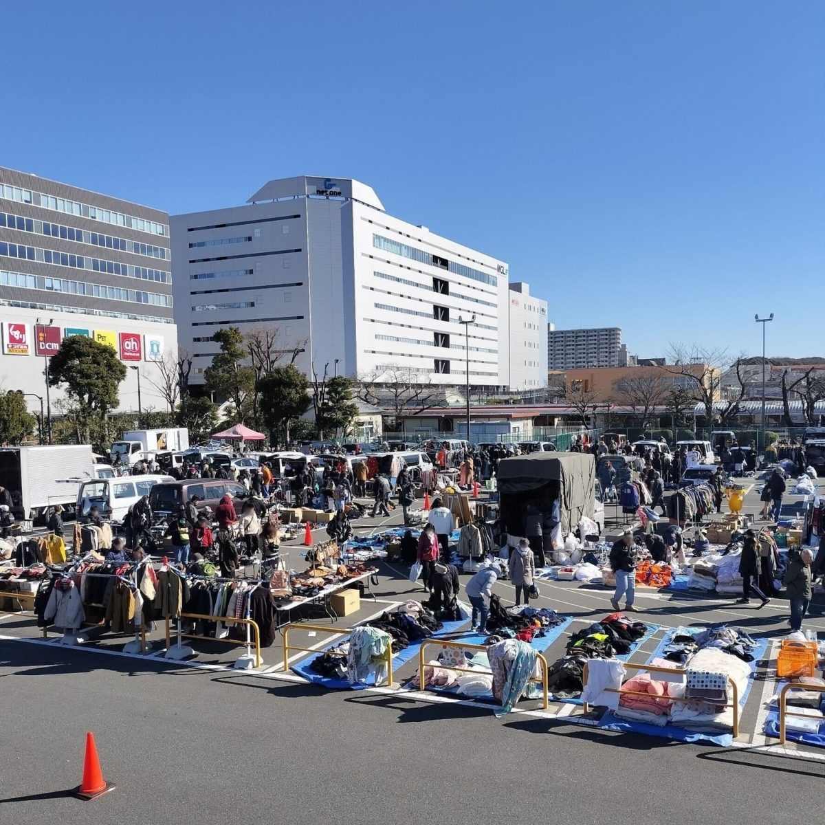 Various Ohi Flea Market Vendors