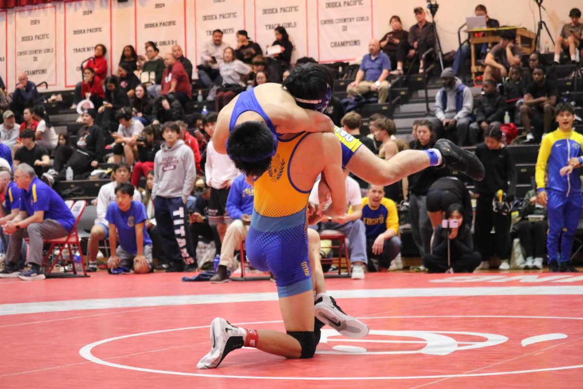 Max L. ('27) picking up his opponent by double leg