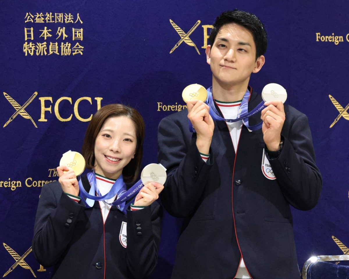 Pairs figure skaters Riku Miura (left) and Ryuichi Kihara with their medals during a news conference at the Foreign Correspondents' Club of Japan 
