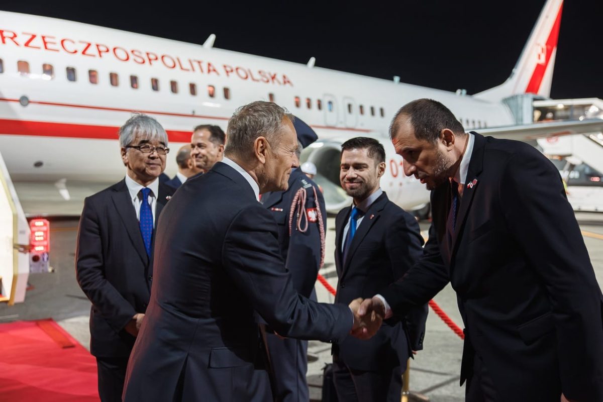 Polish Prime Minister Donald Tusk is welcomed in Tokyo by Polish Consul Łukasz Osmycki during his official visit to Japan.
Image Courtesy: Polish Embassy in Tokyo