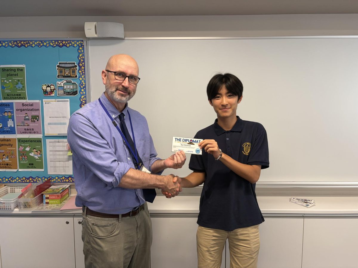Ken('28) receives his 25-story pin from Mr. Douglas