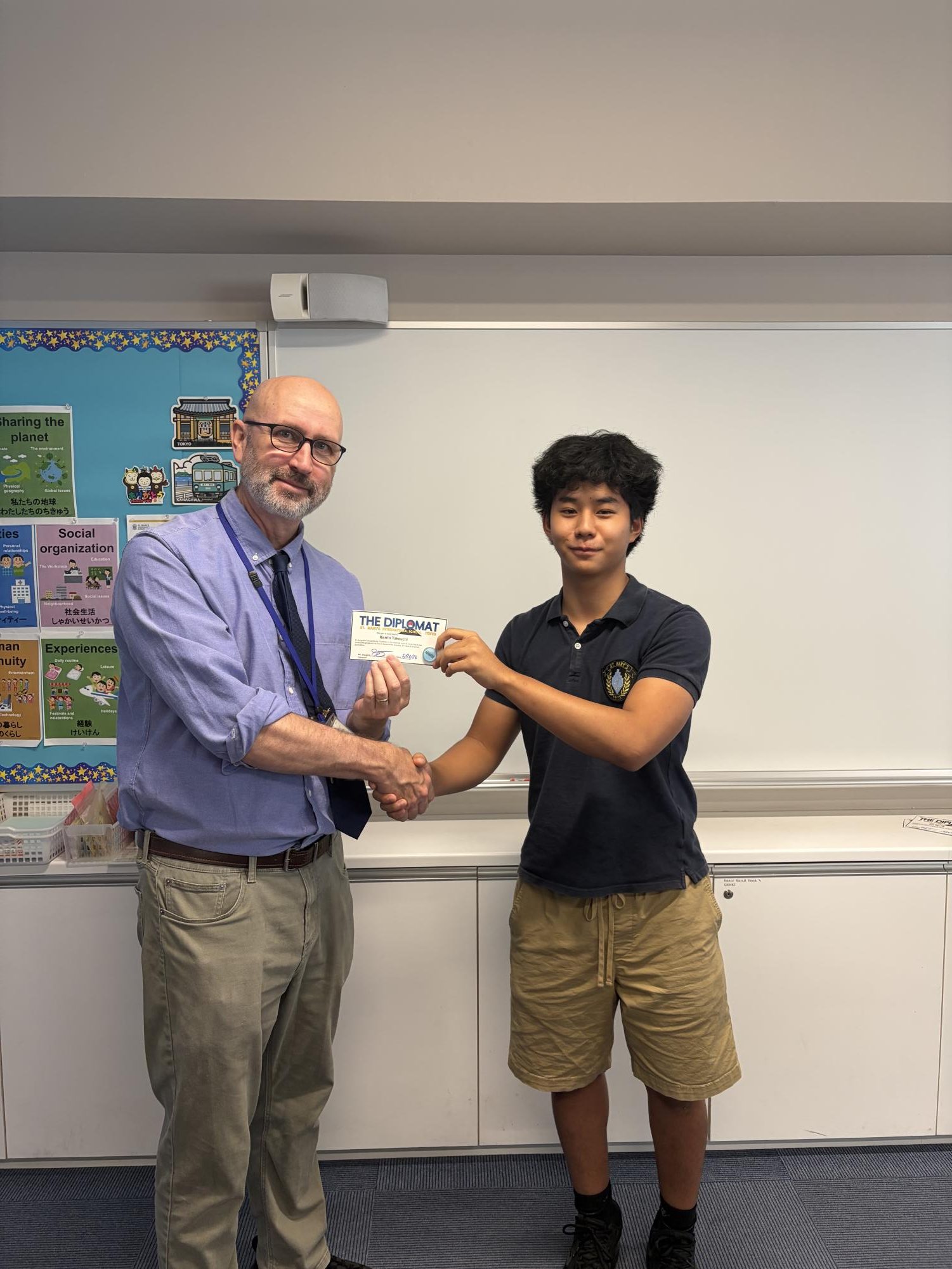 Kento('28) receives 25-Story Pin from Mr. Douglas