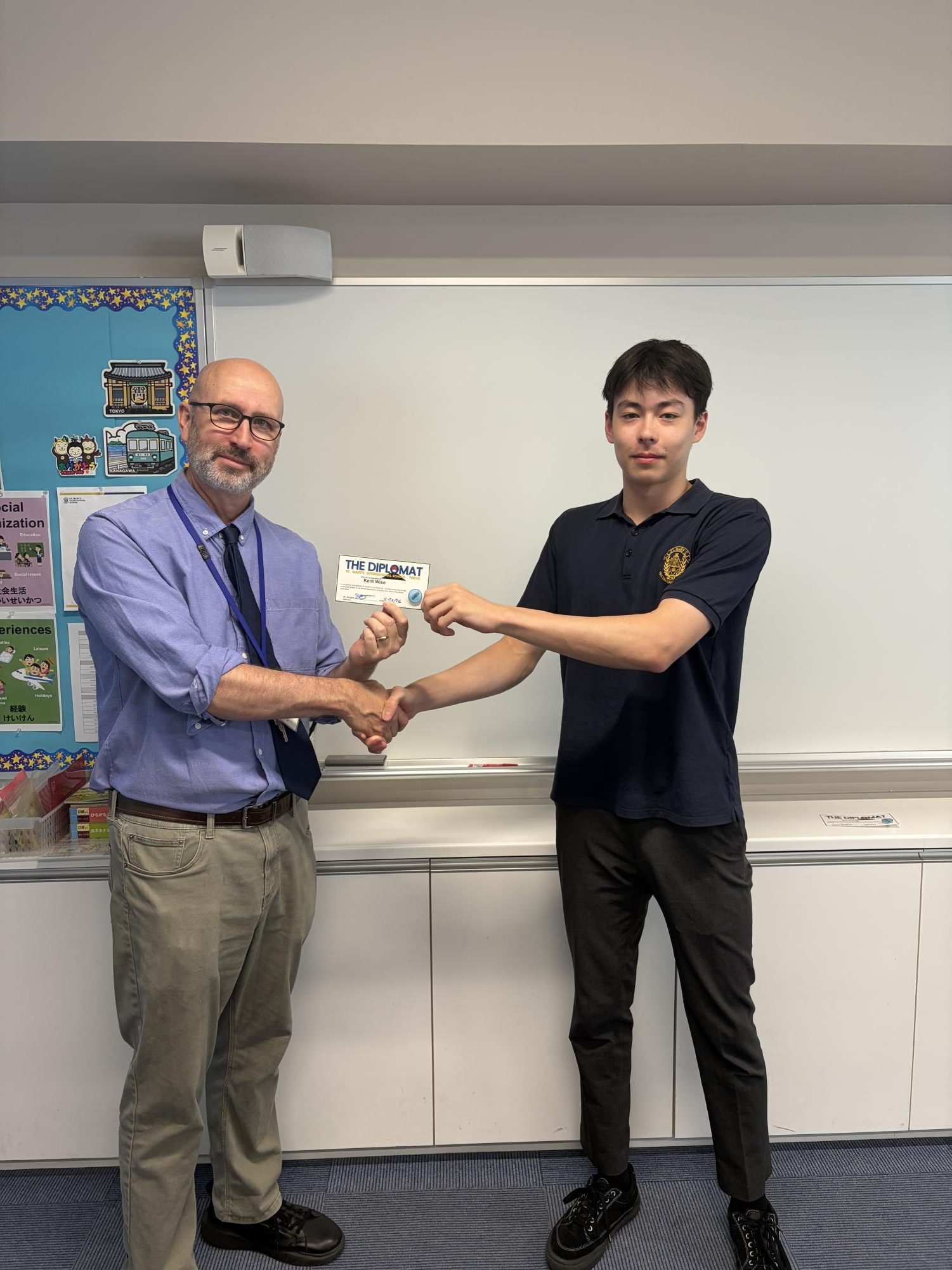 Kent('27) receives his 25-story pin from Mr. Douglas
