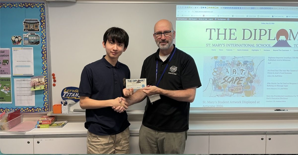 JunYoung('29) receives his 25-story pin from Mr. Douglas